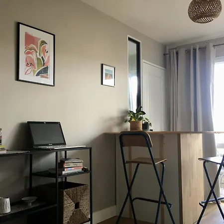 Bright Studio With Furnished Balcony شقة
